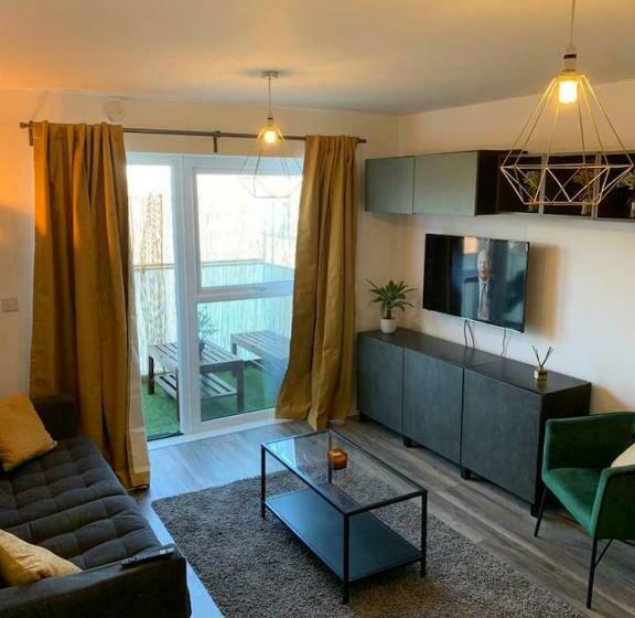 Пансион Lovely 1 Bed Serviced Apartment With Free Parking