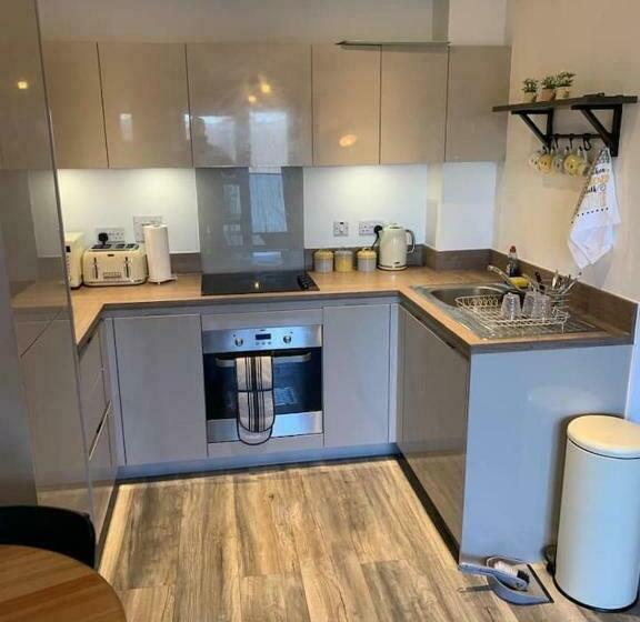 Пансион Lovely 1 Bed Serviced Apartment With Free Parking