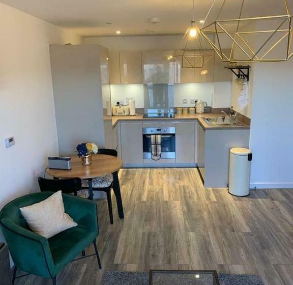 Пансион Lovely 1 Bed Serviced Apartment With Free Parking