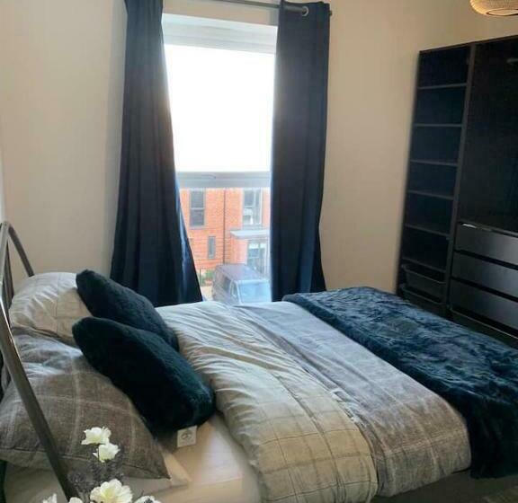 Пансион Lovely 1 Bed Serviced Apartment With Free Parking