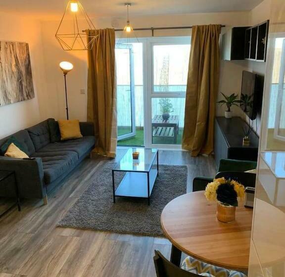 Пансион Lovely 1 Bed Serviced Apartment With Free Parking