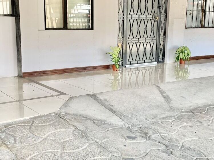 فندق صغير Global House Costa Rica Backpackers