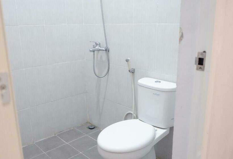 Отель Reddoorz Syariah Near Tanjung Karang Beach Mataram