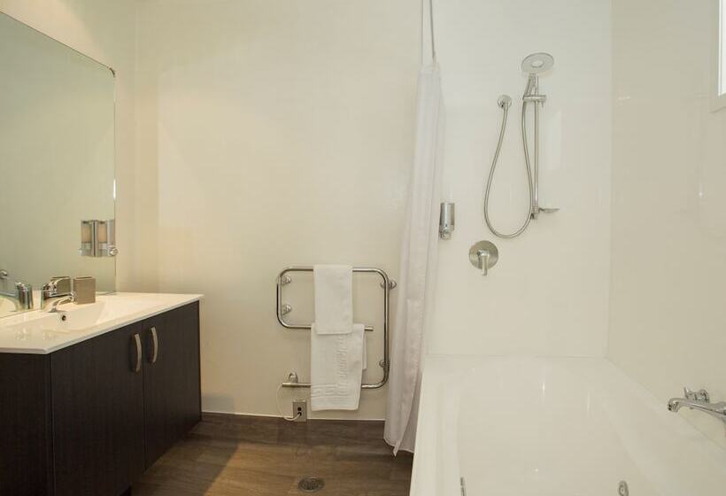 Clearbrook Motel & Serviced Apartments