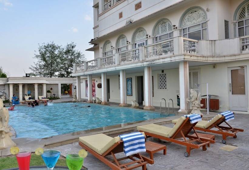 هتل Merwara Estate  A Luxury Heritage Resort