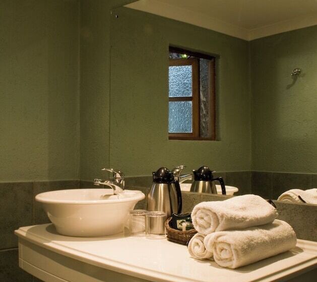 Отель Numbi & Garden Suites