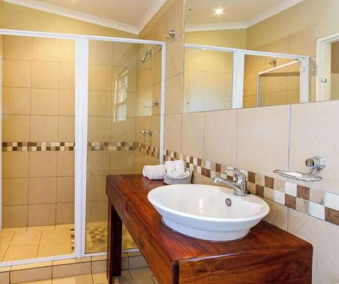 Отель Numbi & Garden Suites