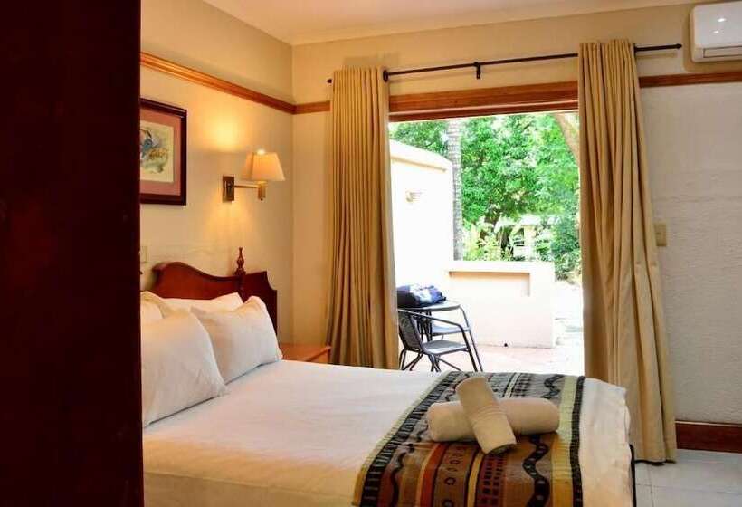 Отель Numbi & Garden Suites