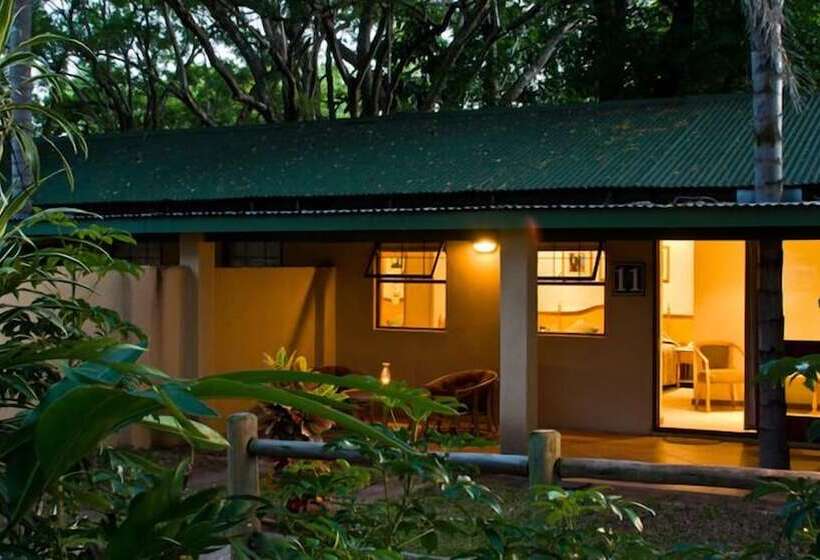 Отель Numbi & Garden Suites