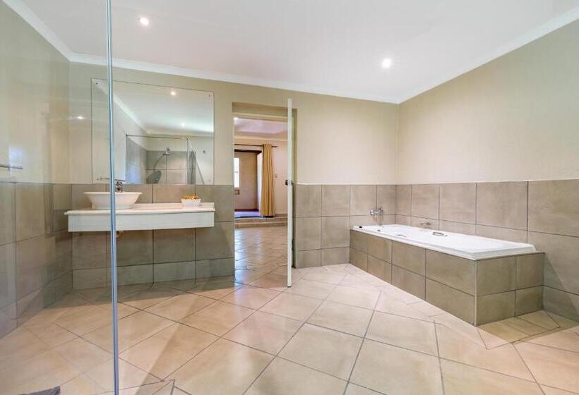 Отель Numbi & Garden Suites