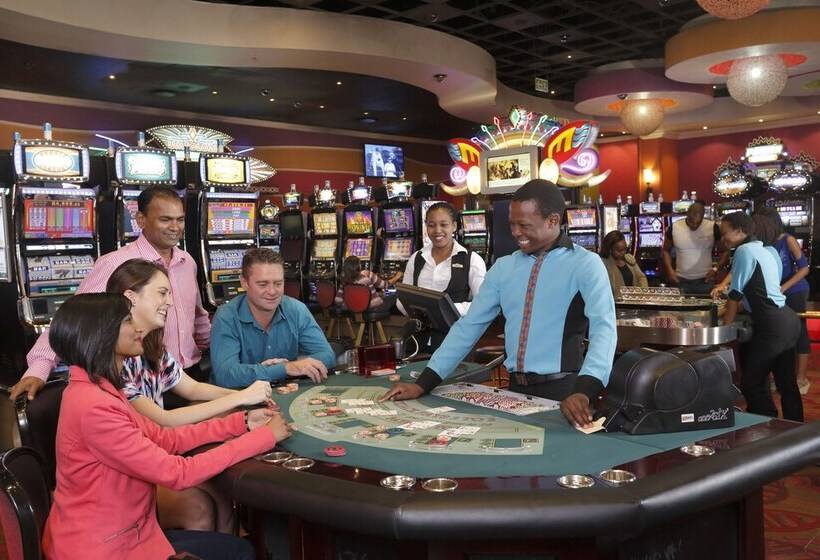 בית מלון כפרי Peermont Metcourt At Umfolozi Empangeni