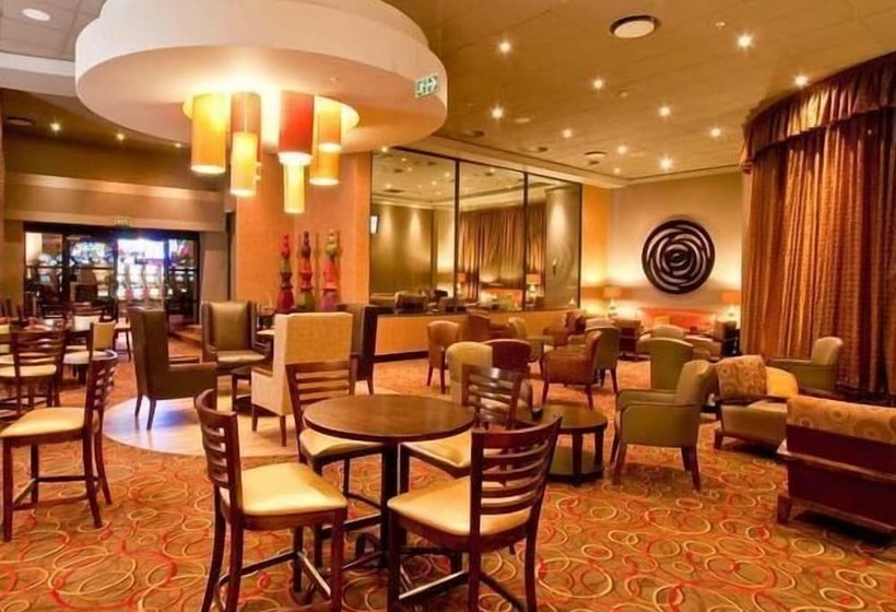 בית מלון כפרי Peermont Metcourt At Umfolozi Empangeni