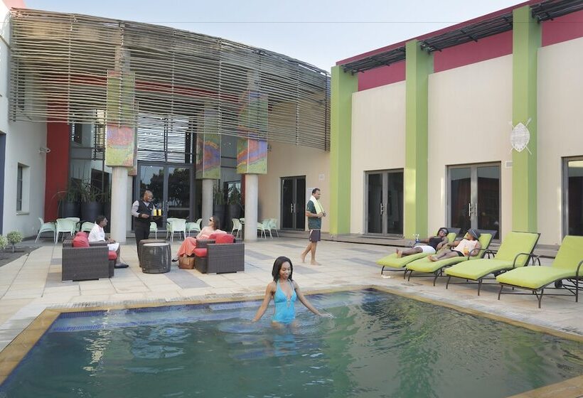 בית מלון כפרי Peermont Metcourt At Umfolozi Empangeni