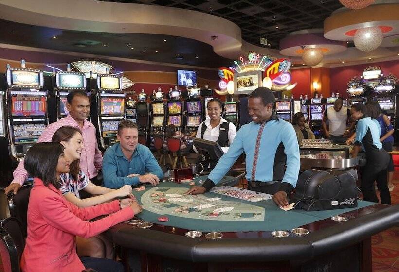 בית מלון כפרי Peermont Metcourt At Umfolozi Empangeni