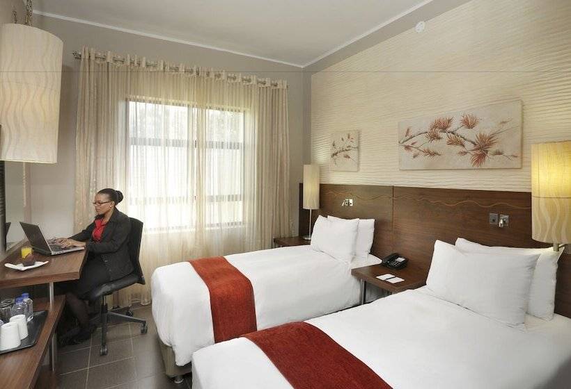 בית מלון כפרי Peermont Metcourt At Umfolozi Empangeni