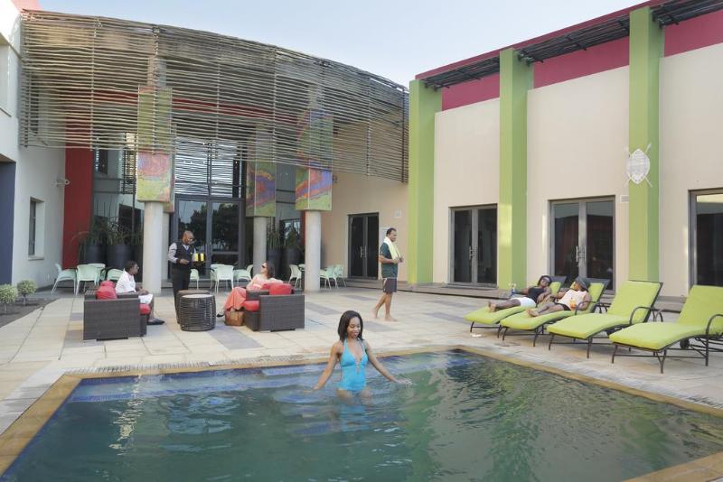 בית מלון כפרי Peermont Metcourt At Umfolozi Empangeni