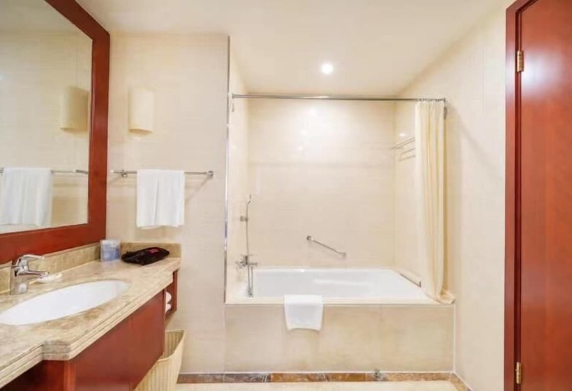 호텔 Ramada Plaza By Wyndham Chongqing West