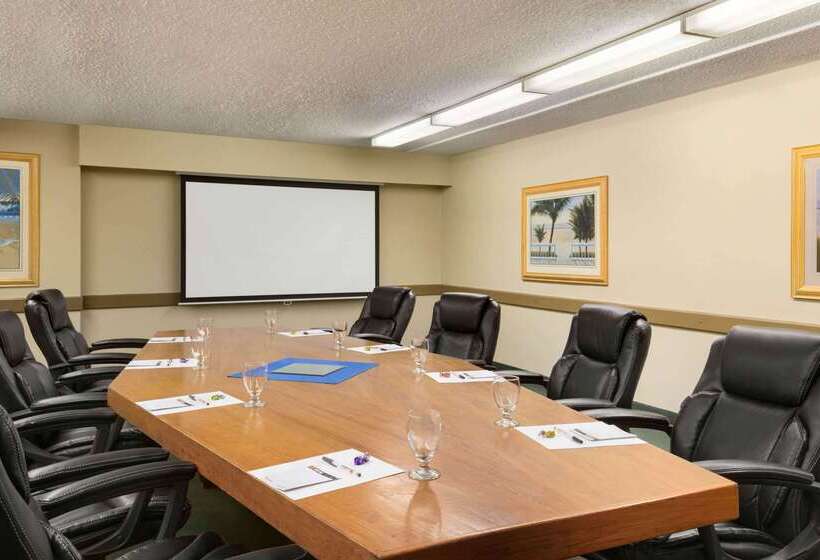 هتل Super 8 By Wyndham Prince George