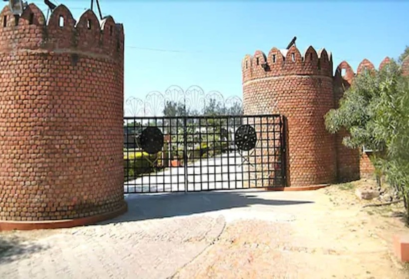 فندق The New Swaraj Resort