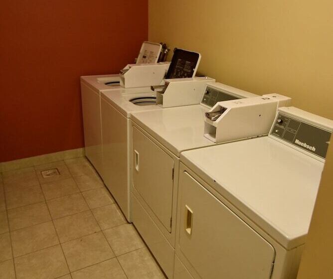 בית מלון כפרי Tropical Inn  North Battleford