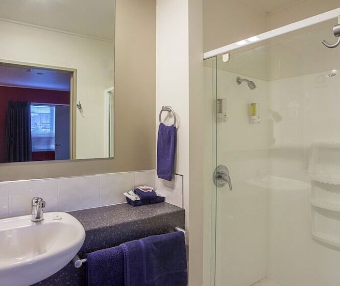 מוטל Landmark Manor