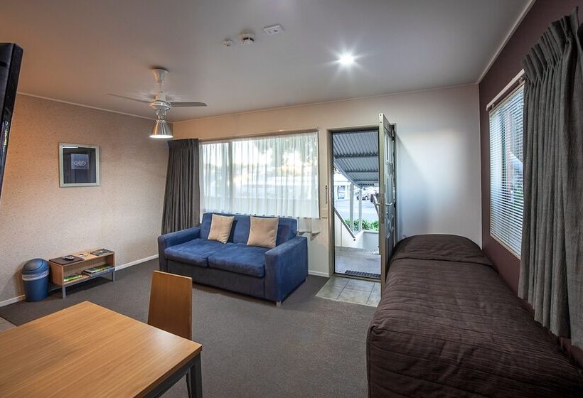 מוטל Landmark Manor