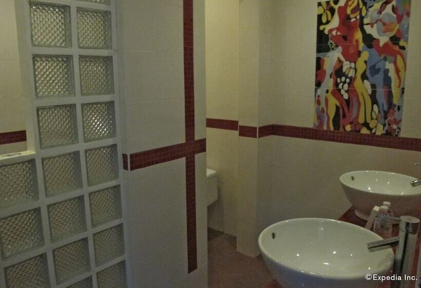 استراحتگاه The Manor At Puerto Galera