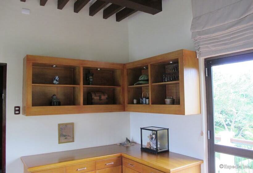 استراحتگاه The Manor At Puerto Galera