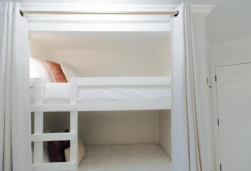 Crimson Beach Escape Ocean View Hottub  Pool Longstay   1 Queen Bedroom Plus Alcove Bunk Beds And A