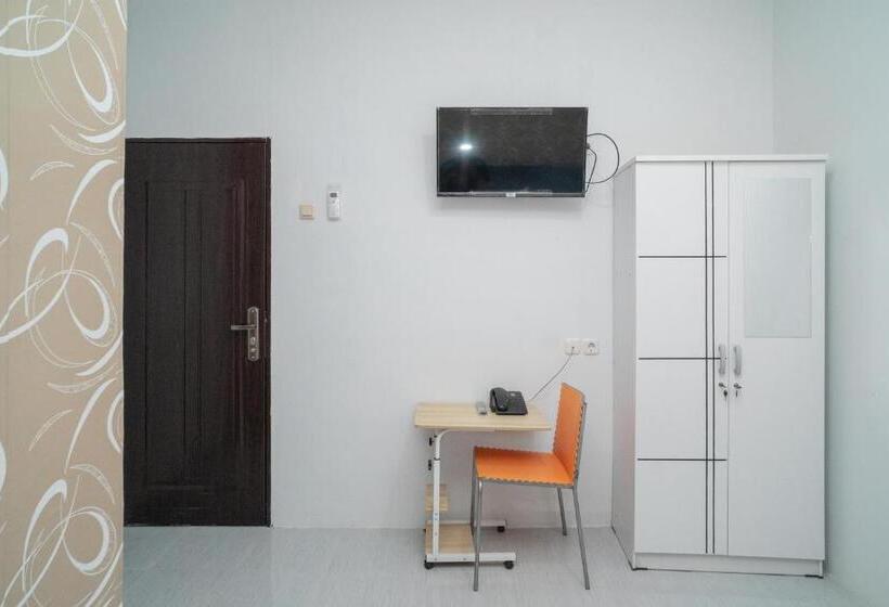 Отель Reddoorz Near Sarinah Jakarta