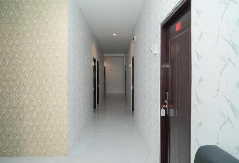 Отель Reddoorz Near Sarinah Jakarta