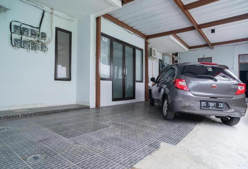 Отель Reddoorz Near Sarinah Jakarta