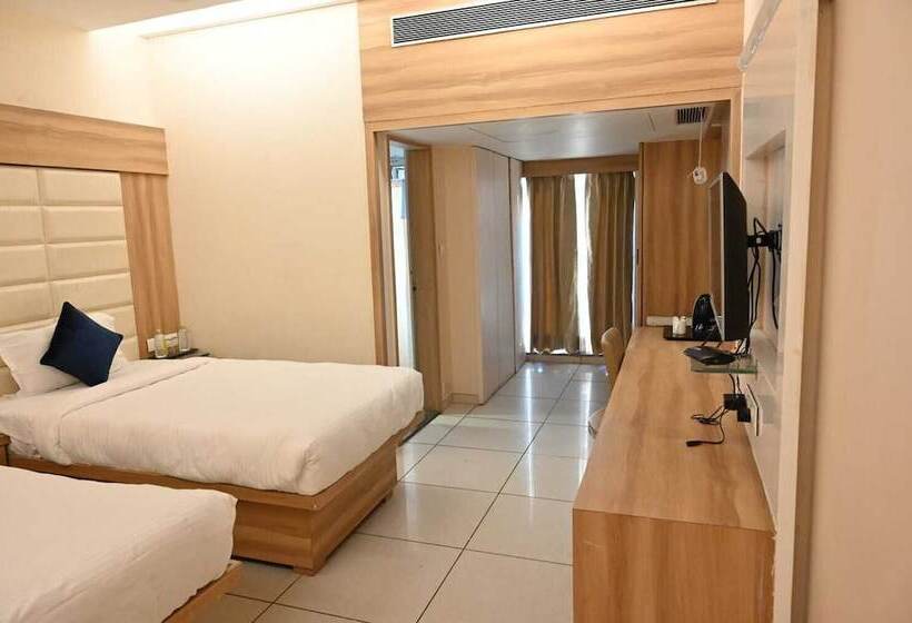 בית מלון כפרי Rang Lords Inn Bharuch