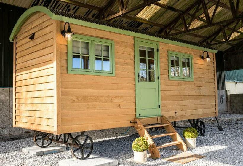 Отель Finest Retreats   The Shepherd S Hut At Northcombe Farm
