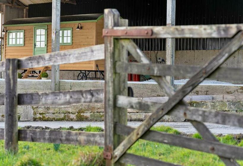Отель Finest Retreats   The Shepherd S Hut At Northcombe Farm