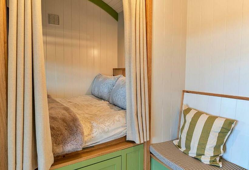 Отель Finest Retreats   The Shepherd S Hut At Northcombe Farm