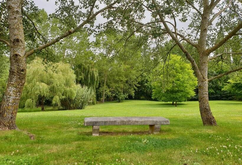 بنسيون Les écuries