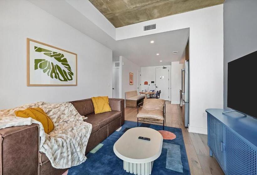 Upscale Rainey St Condo Homes Peloton, Gym, Rooftop Pool, Wifi Included