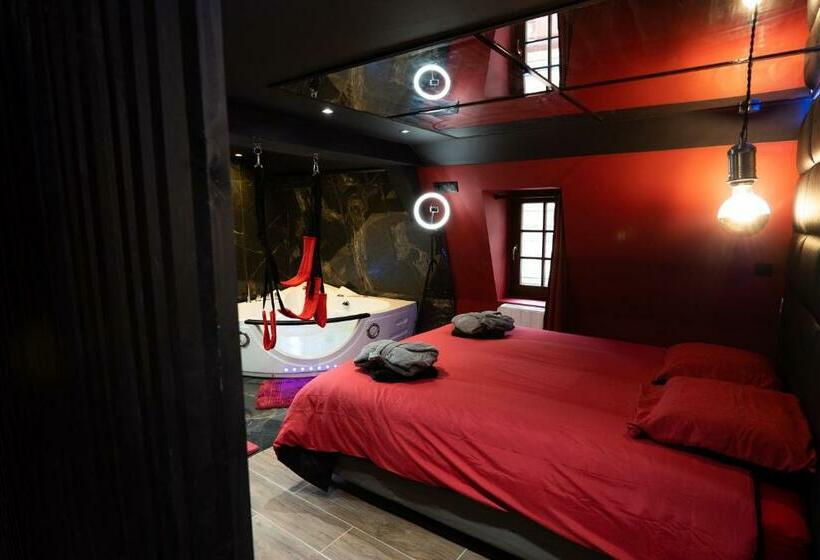 Capsule Secret   Jacuzzi   Netflix & Home Cinéma   Jeux De Couple   Barre De Pole Dance