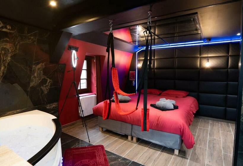 Capsule Secret   Jacuzzi   Netflix & Home Cinéma   Jeux De Couple   Barre De Pole Dance