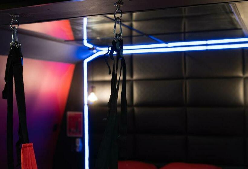 Capsule Secret   Jacuzzi   Netflix & Home Cinéma   Jeux De Couple   Barre De Pole Dance