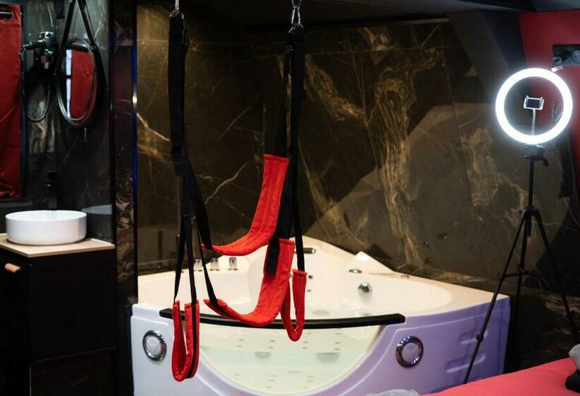 Capsule Secret   Jacuzzi   Netflix & Home Cinéma   Jeux De Couple   Barre De Pole Dance