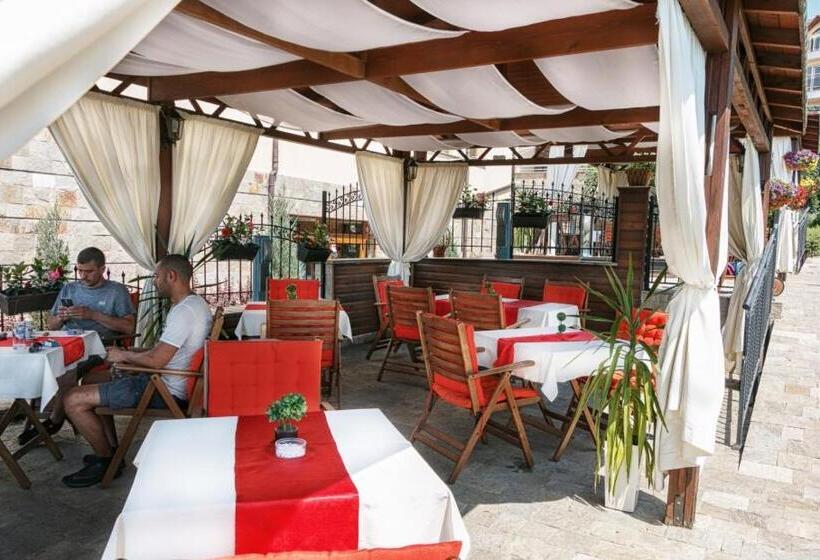 ホテル александра