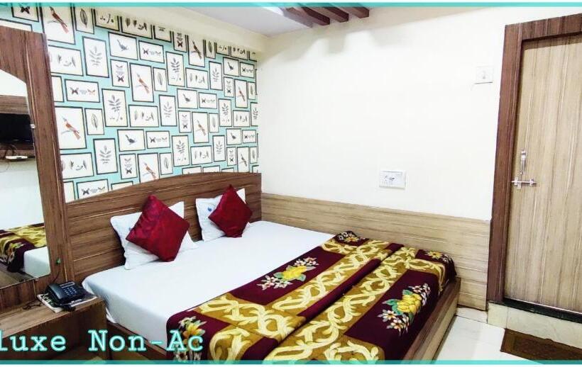 فندق Satpura Safari