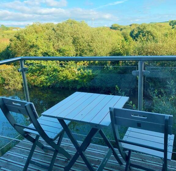 Waveside Waterside With Hot Tubresort Poolgym