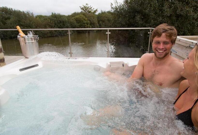 Waveside Waterside With Hot Tubresort Poolgym