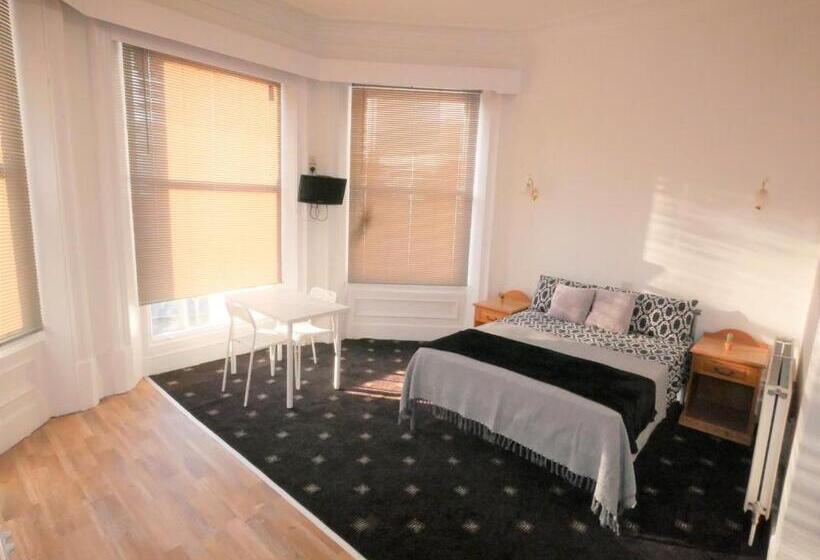 Отель Bourne Hall