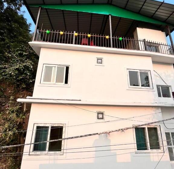 בית מלון כפרי D Socialz Hostel