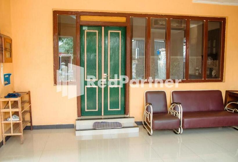 Отель Flamboyan Asri Syariah Mitra Reddoorz Near Kampung Inggris Pare