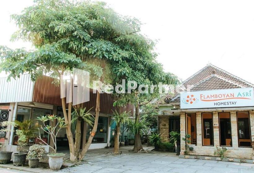 ホテル Flamboyan Asri Syariah Mitra Reddoorz Near Kampung Inggris Pare